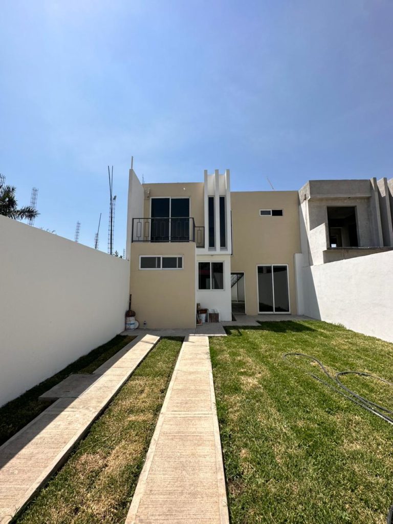 HERMOSA CASA EN VENTA CON AMPLIOS ESPACIOS EN EL MEJOR DE CUAUTLA